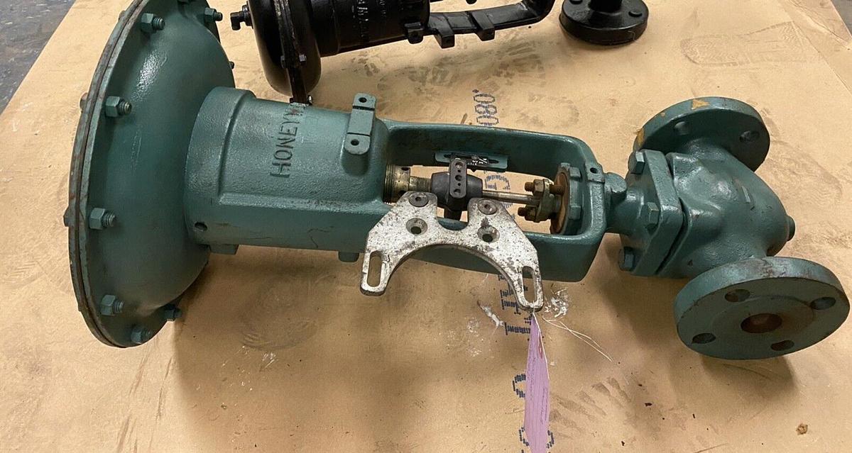 Used Honeywell,889104-1d20-1A1-14-PDE1-000,1-1/4 inch Actuator Valve REGULATOR 250