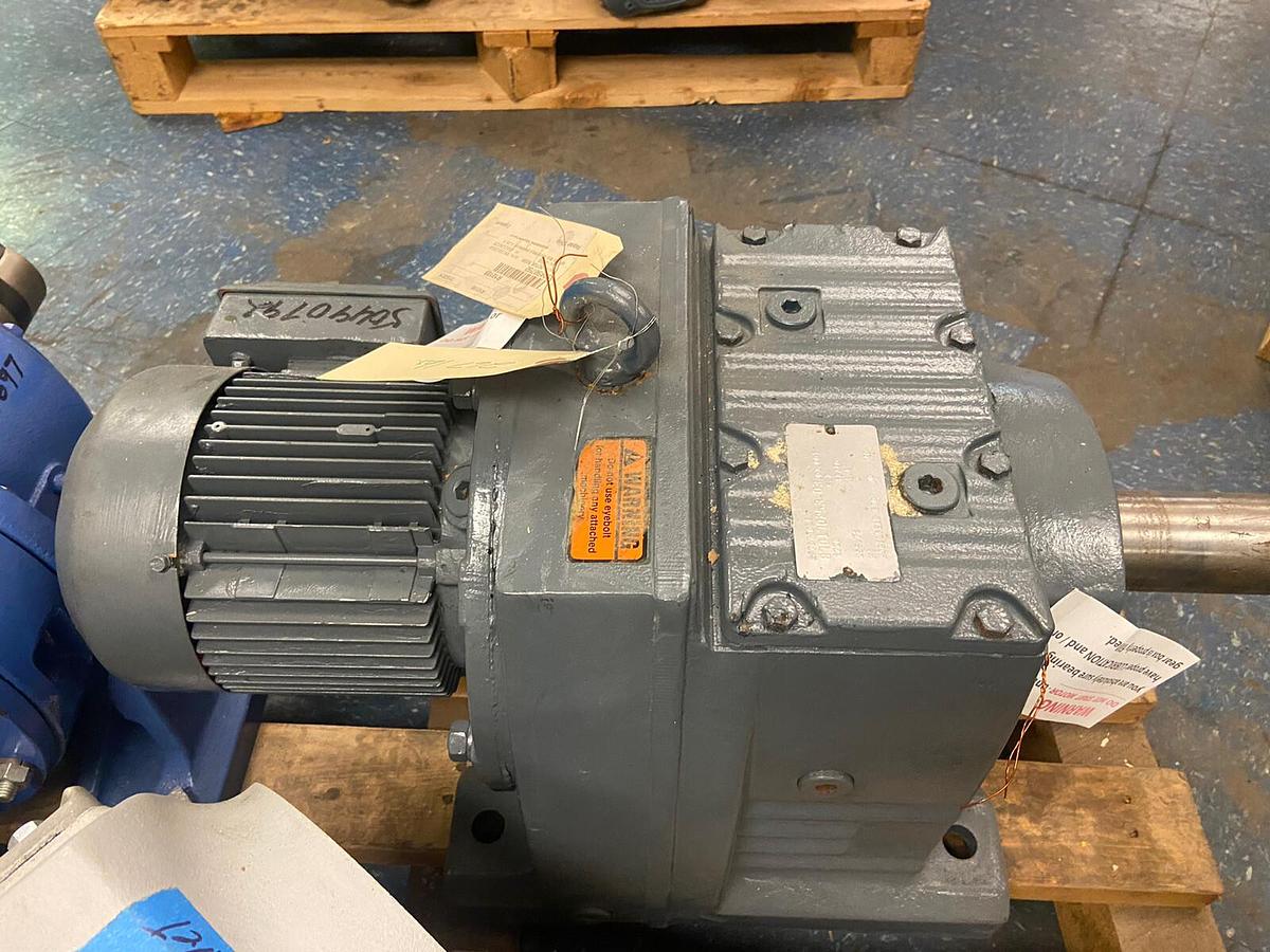 Used SEW Eurodrive,R97DT90L4,Gearmotor Input 1720RPM Ratio 255.71 Out 6.7RPM