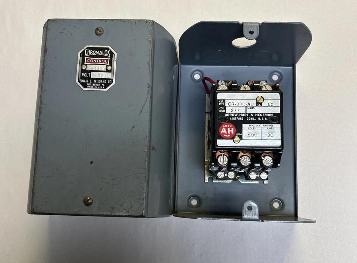 Used CHROMALOX,CR330AU,CONTACTOR ENCLOSED 30AMP 277V