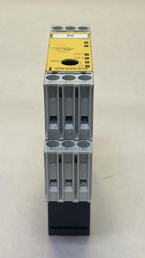 Used SIEMENS,3RK1205-0BE00-0AA2,SAFETY RELAY