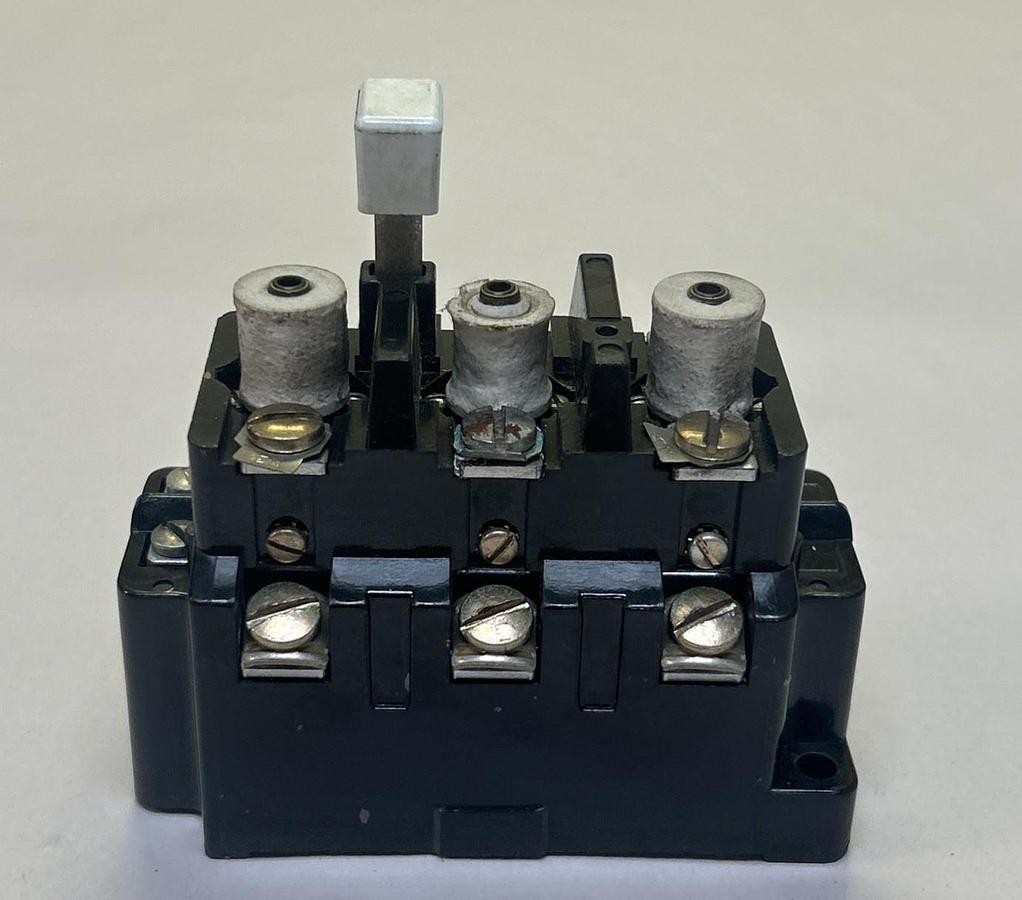 Used ALLEN BRADLEY,815-B0V16,OVERLOAD RELAY 600V