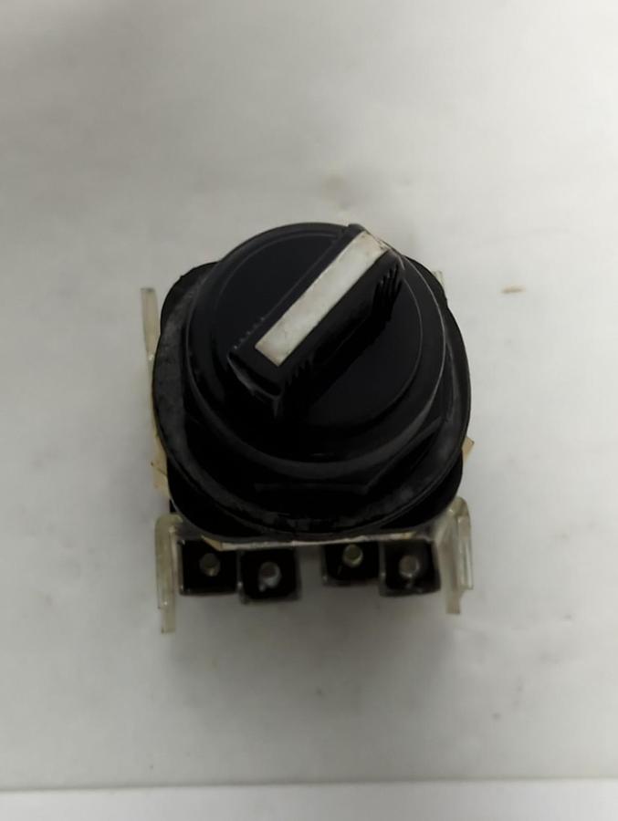 Used ALLEN BRADLEY,800H-JR2KC1,SERIES F SELECTOR SWITCH PRE-OWNED
