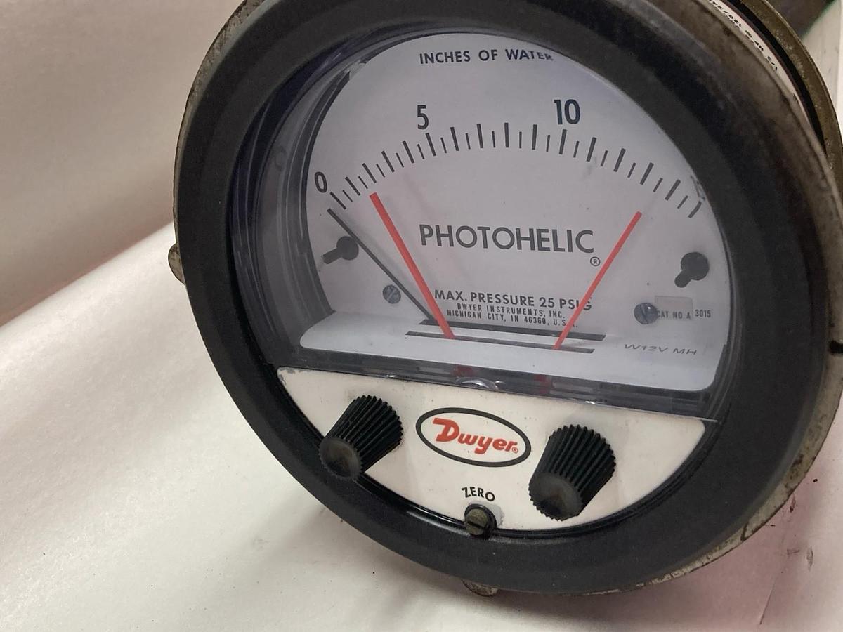 Used Photohelic,A3000,Pressure Gauge Type 2 120Vac 50/60Hz 6 Watts