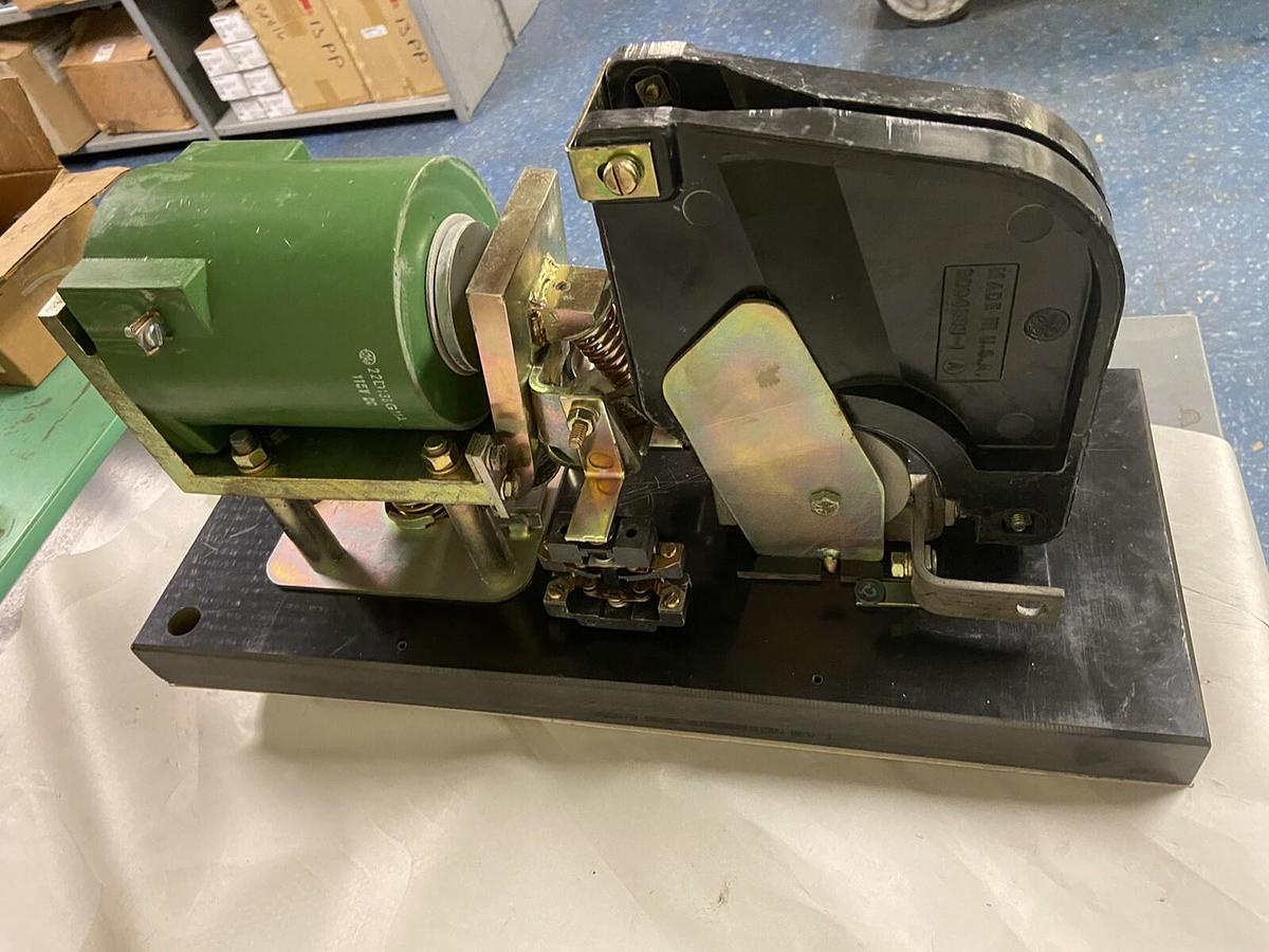 GE General Electric,IC2800-Y106A26K,300A DC Contactor 600V Line 115VDC Coil