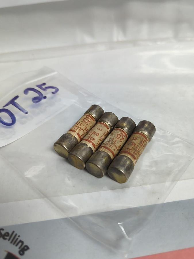Used GOULD SHAWMUT,OT25,ONE TIME 25 AMP FUSE LOT OF 4 PRE-OWNED