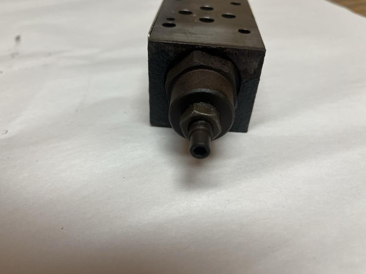 Used VICKERS,DGMF-N-3-Y-A2W-B2W-41,FLOW CONTROL VALVE