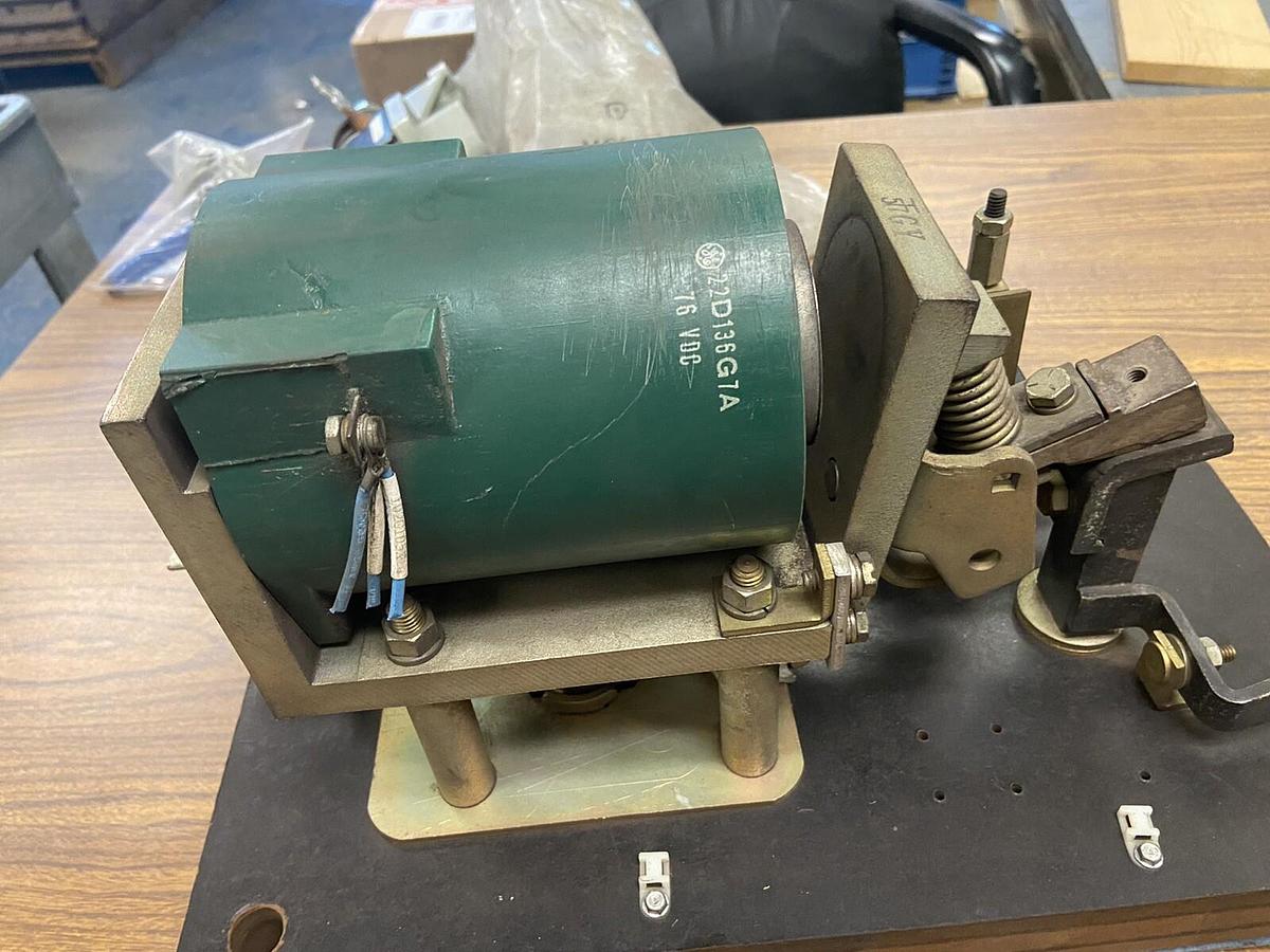 Used General Electric,IC2800-V106T3CC,DC Contactor