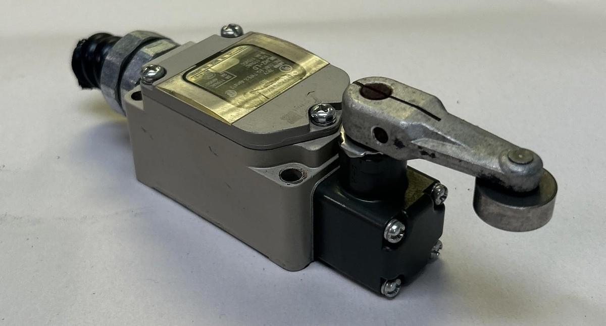 Used OMRON,WLH2-LD,LIMIT SWITCH 10A 115V LOT OF 2