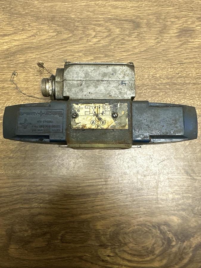 Used Sperry Vickers,414521,Directional Valve