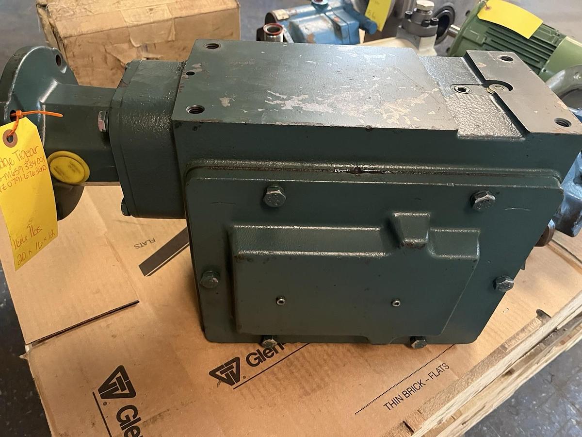 Used DODGE,140C350B200,TIGEAR SPEED REDUCER RATIO 200 INPUT 2.5HP 1750RPM 2-1/8" SHAF