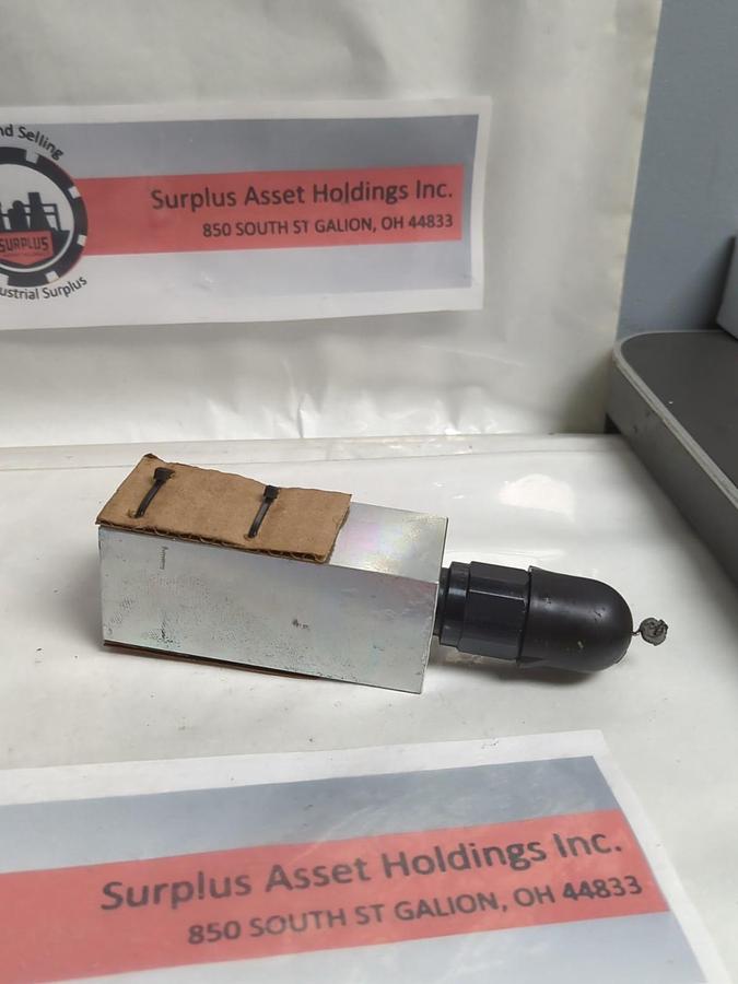 REXROTH,R900555772,DIRECTIONAL CONTROL VALVE HSZ 06 A106-3X/S100M00 NOS