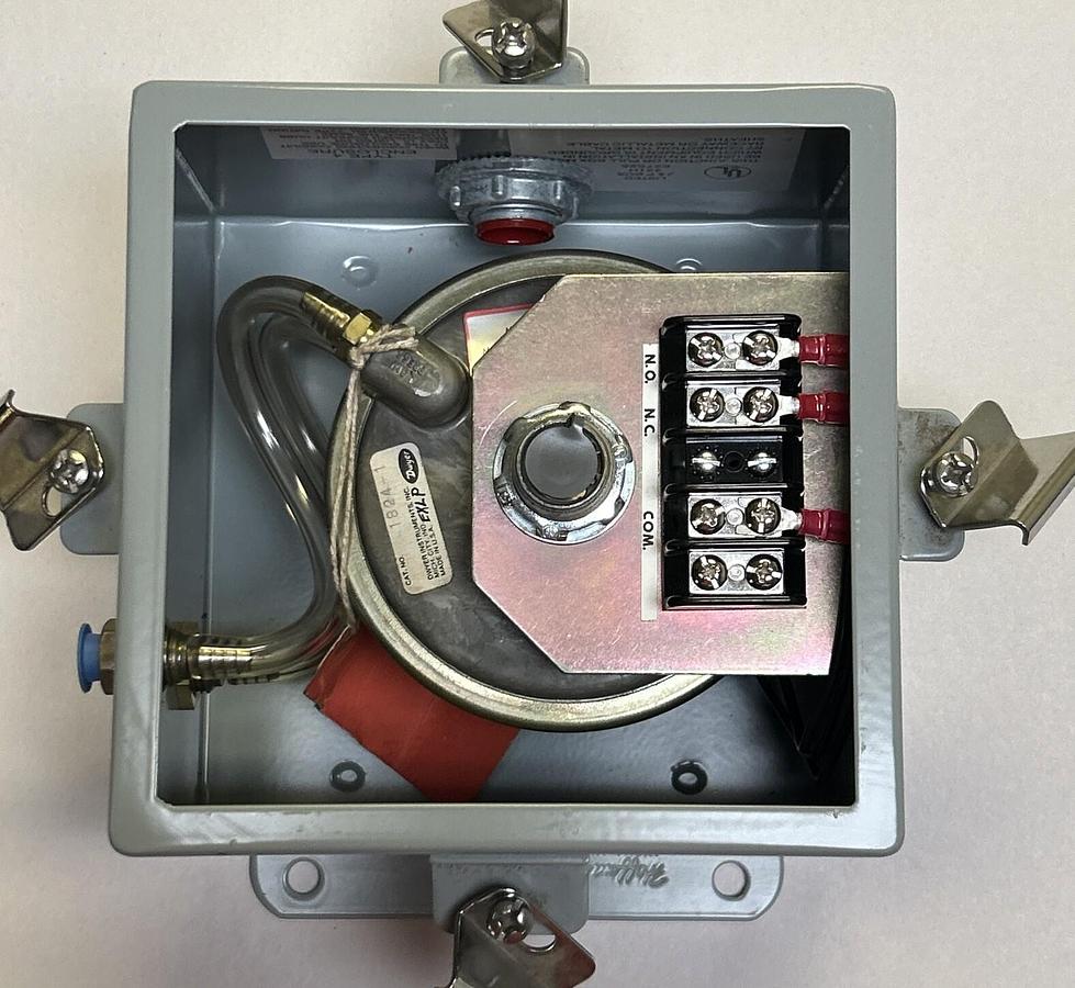 DWYER,1824-1-1-S,PRESSURE SWITCH W/ ENCLOSURE NOS