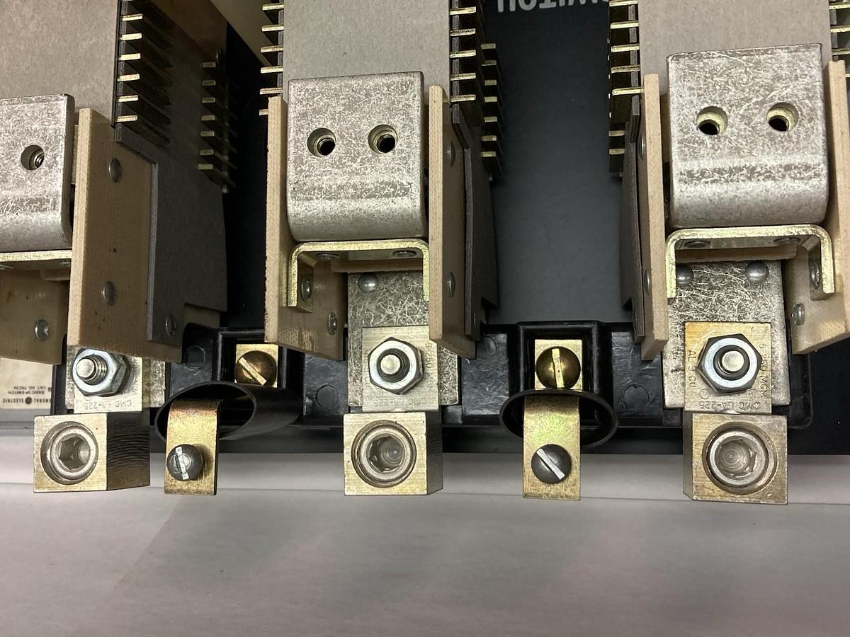 General Electric,THC34 HCI,Basic 3P Disconnect Switch 200A