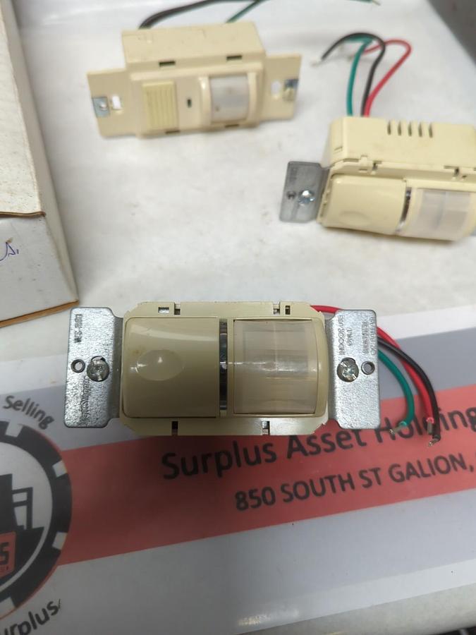 Used WATT STOPPER,WS-250,PIR WALL SWITCH OCCUPANCY SENSOR 120VAC 800W  LOT OF 3 USED