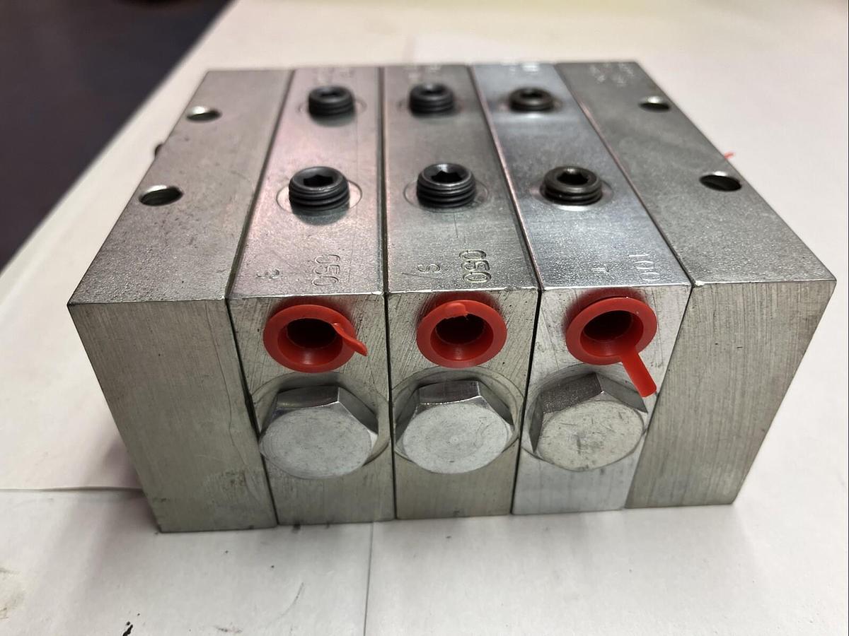 Used LUBRIQUIP,MX-L-07-100T, W TWO MXE-10-050S VALVE BANK