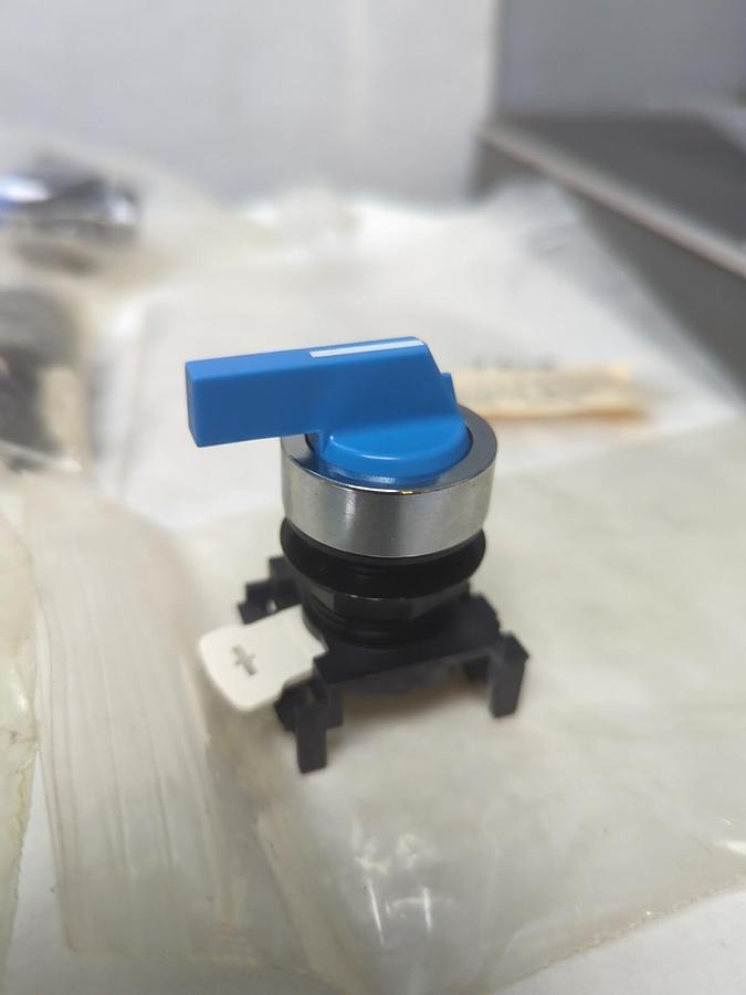 UNBRANDED,PZS-L1FD4,2-POSITION SELECTOR SWITCH BLUE LEVER CHROME LOT OF 7 NOS