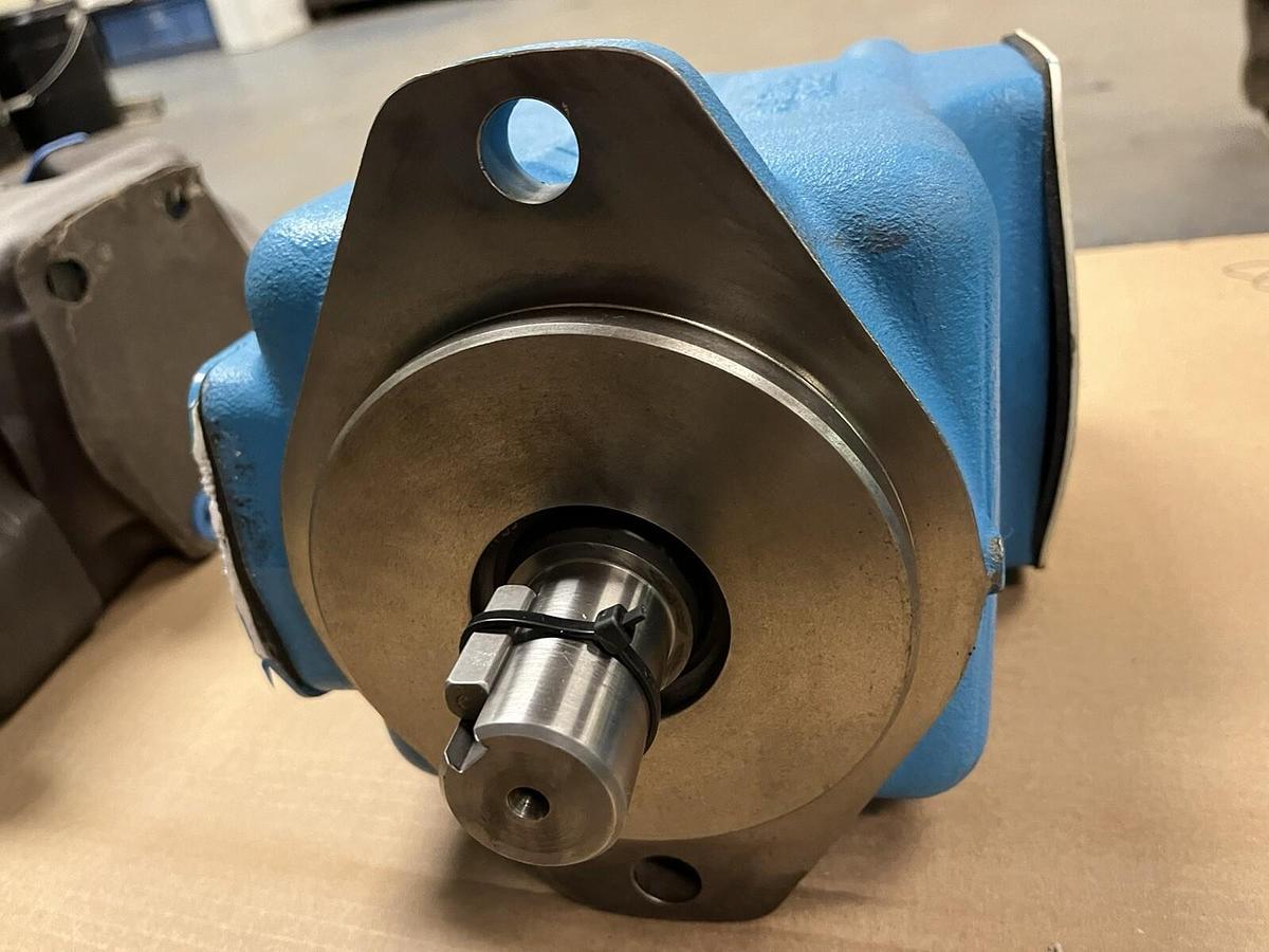 Used EATON VICKERS,4520V50A8-1AA22R,HYDRAULIC VANE PUMP 4520V50 02-137376-1