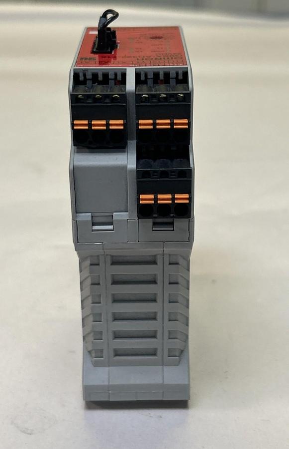 Used OMRON,G9SX-AD322-T15-RC,FLEXIBLE SAFETY UNIT 24VDC 4W
