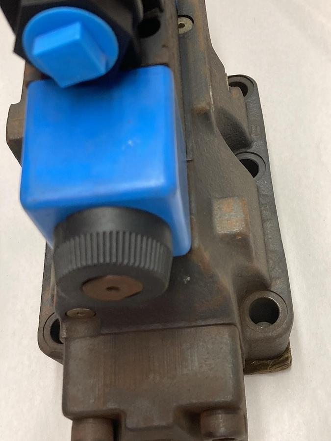 Used Vickers,DC5V-8-S-6C-TM-FW-B-10,Directional Control Valve