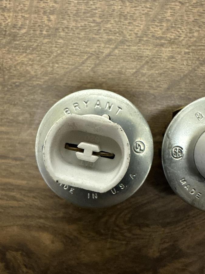 Bryant,620-P,Lampholder Lot of 2
