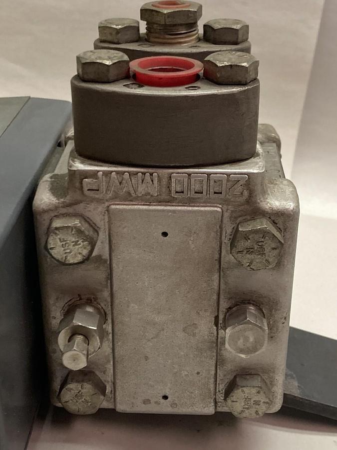 Used Moore,20508-6/4MI,Cell Differential Pressure Transmitter 20psi supply 3-15psi