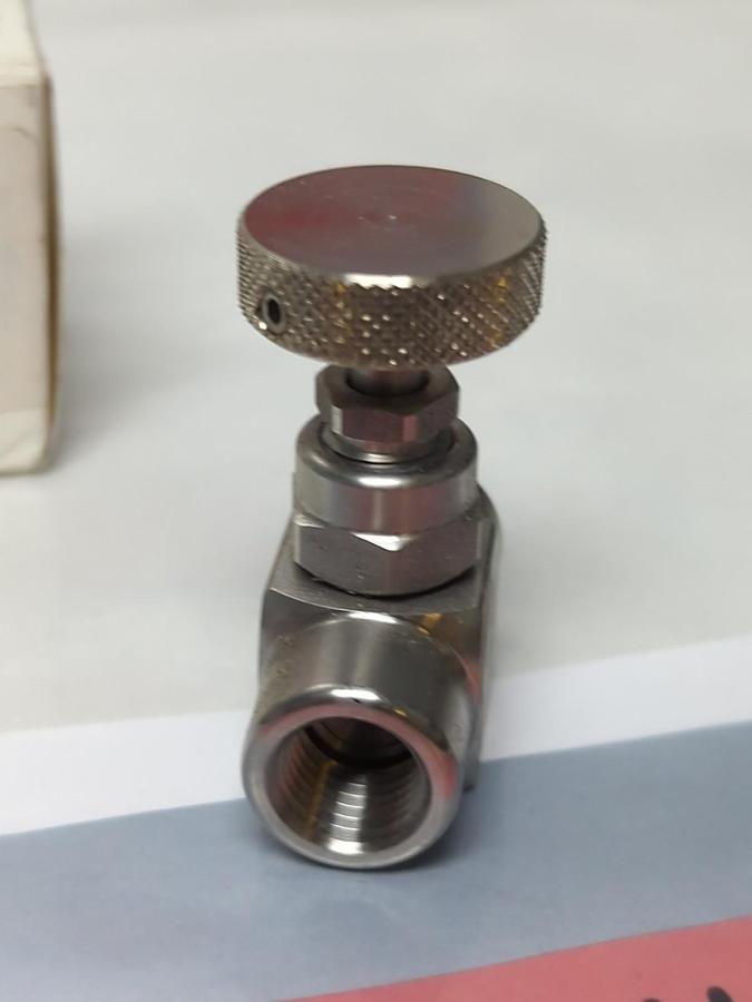 GENERANT,3000-4SS,STAINLESS SCREWEDBONNET NEEDLE VALVE 1/2 IN FEMALE NOS