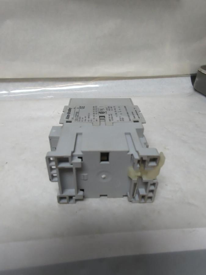 Used ALLEN BRADLEY,100-C37*00,CONTACTOR SERIES A 110/120VAC 50/60HZ PRE-OWNED