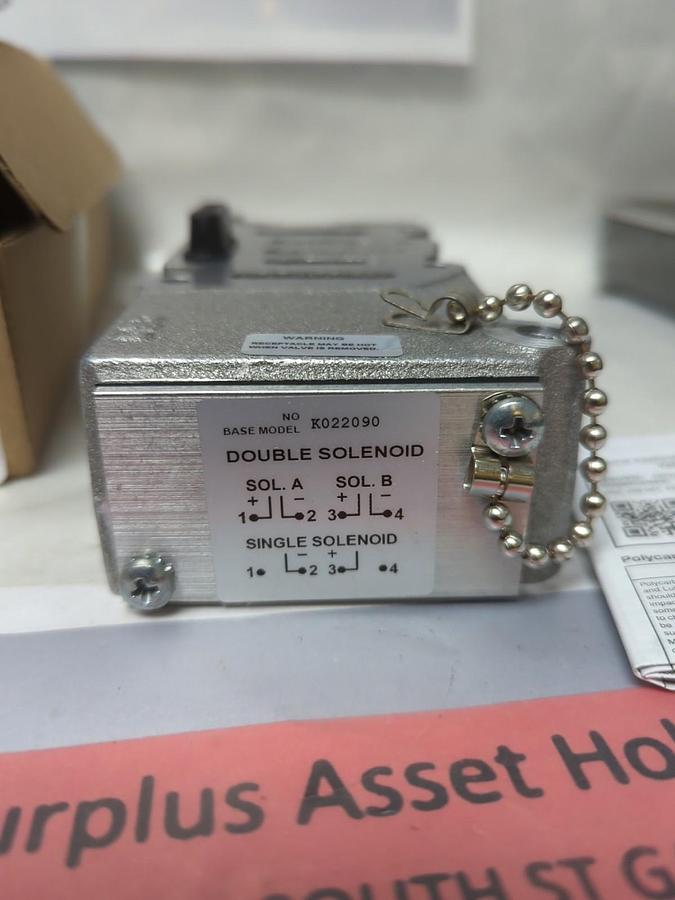 PARKER,K022090,DOUBLE SOLENOID SUB BASE 3/8 INCH NOS