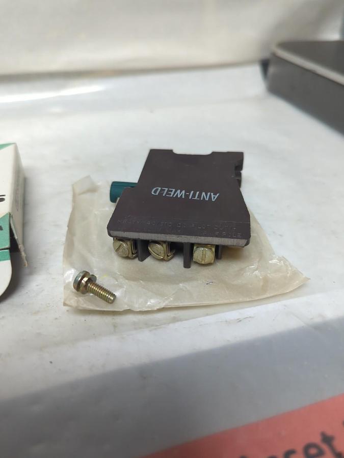 SYLVANIA,KPMF-2,FIXED POLE KIT 10A AC 600V NOS