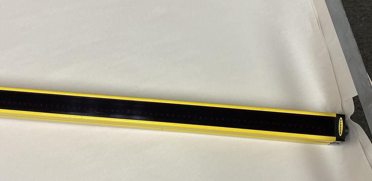 Used Banner,SLSCE14-1200Q8,EZ- Screen Light Curtain Emitter 1200 mm 24 VDC