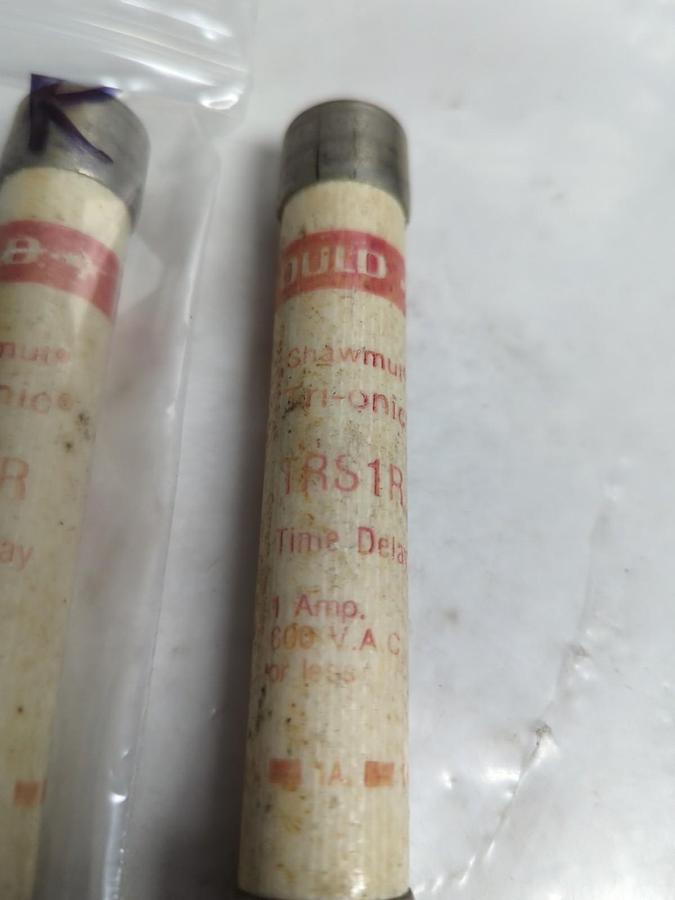 Used GOULD SHAWMUT,TRS1R,TRI-ONIC 1 AMP FUSE LOT OF 2 PRE-OWNED