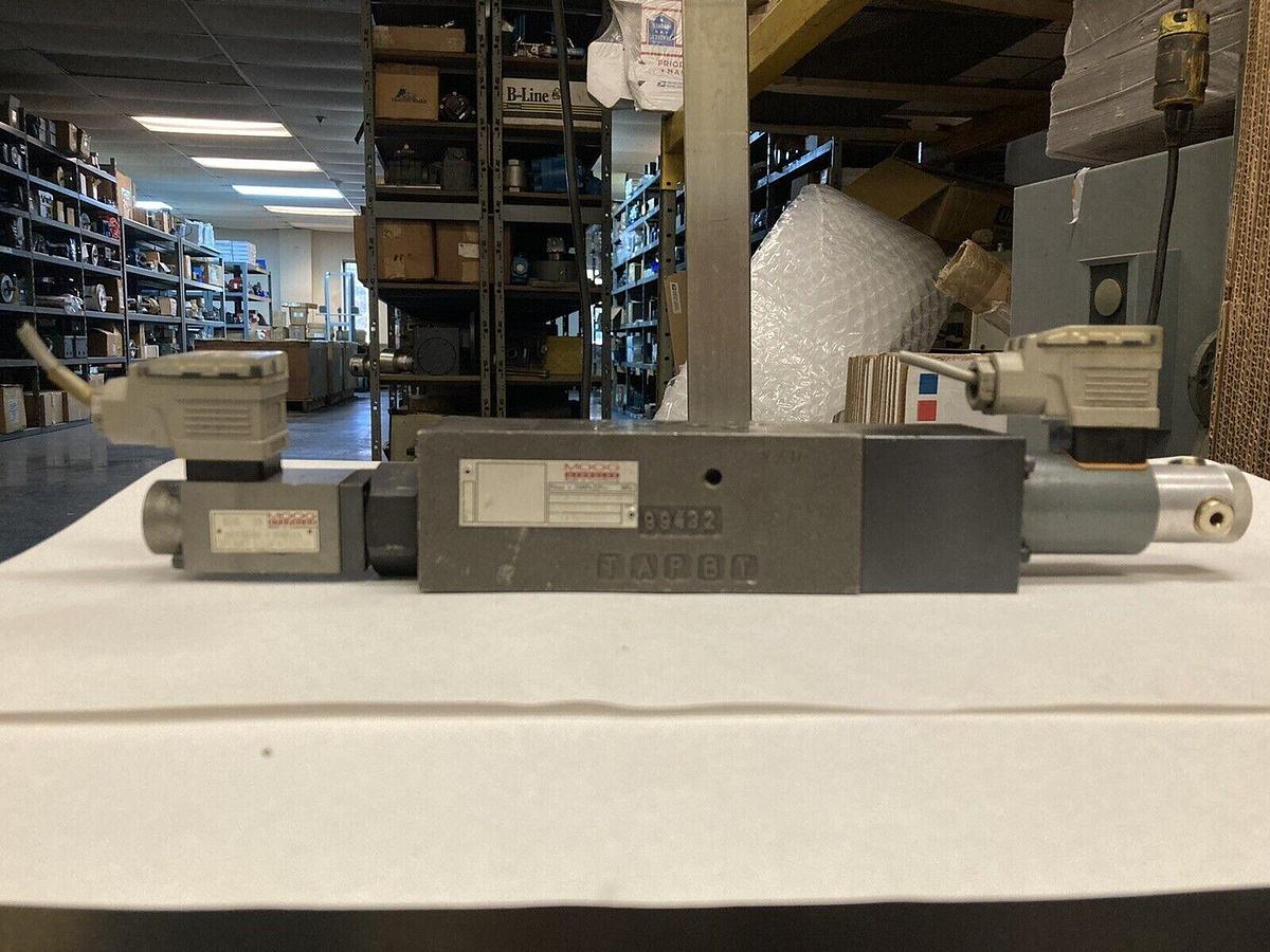 Used Moog,XZB10190-000-21,Proportional Valve with Moog XDB10107-00-21 Hydraulic Valve