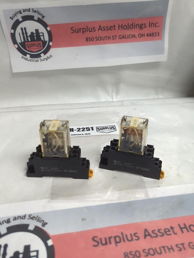 Used OMRON,MY2,RELAY W/ 07Z0W1 BASE LOT OF 2 PRE-OWNED