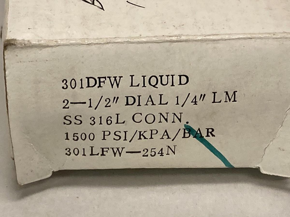 Pressure Gauge,301DFW,Liquid 2-1/2" Dial 1/4" 1500 PSI