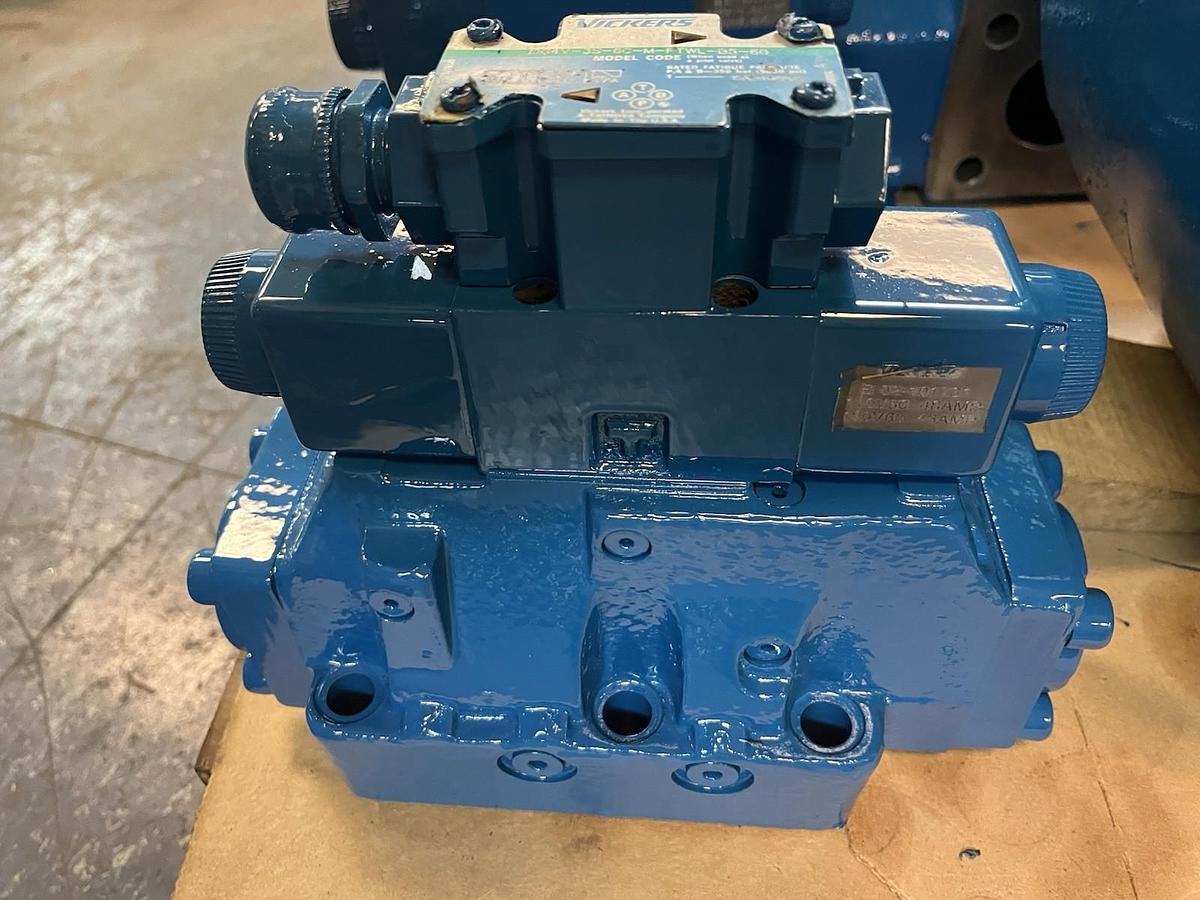 Used VICKERS,DG5S-8-2C-M-FTWL-B5-30,DIRECTIONAL VALVE DG4V-3S-6C-M-FTWL-B5-60 PILOT