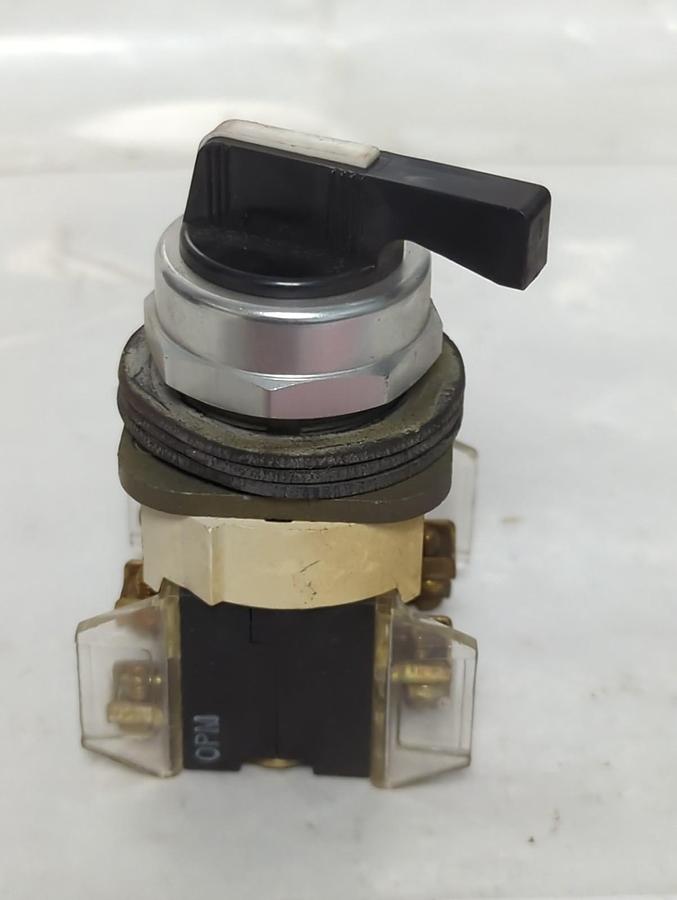 Used ALLEN BRADLEY,800T-N2KF4,SELECTOR SWITCH SERIES T PRE-OWNED