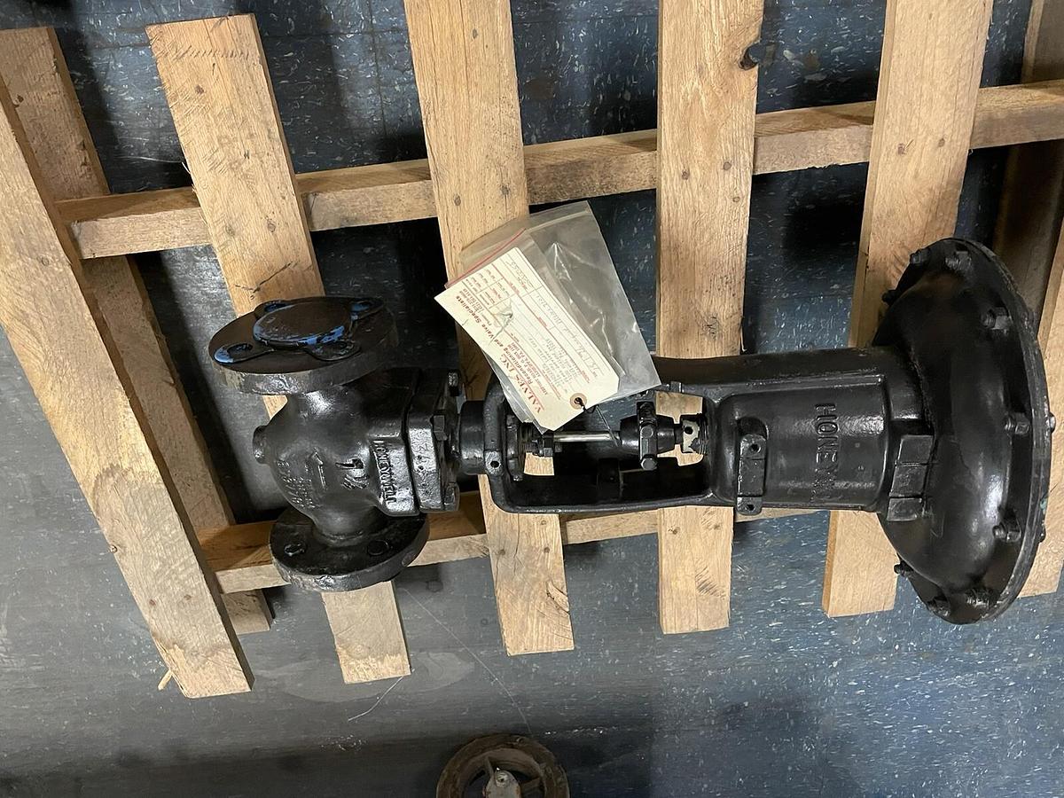 Used HONEYWELL,6751-1G4,1-1/2 INCH PNEUMATIC AIR OPERATED DIAPHRAGM VALVE