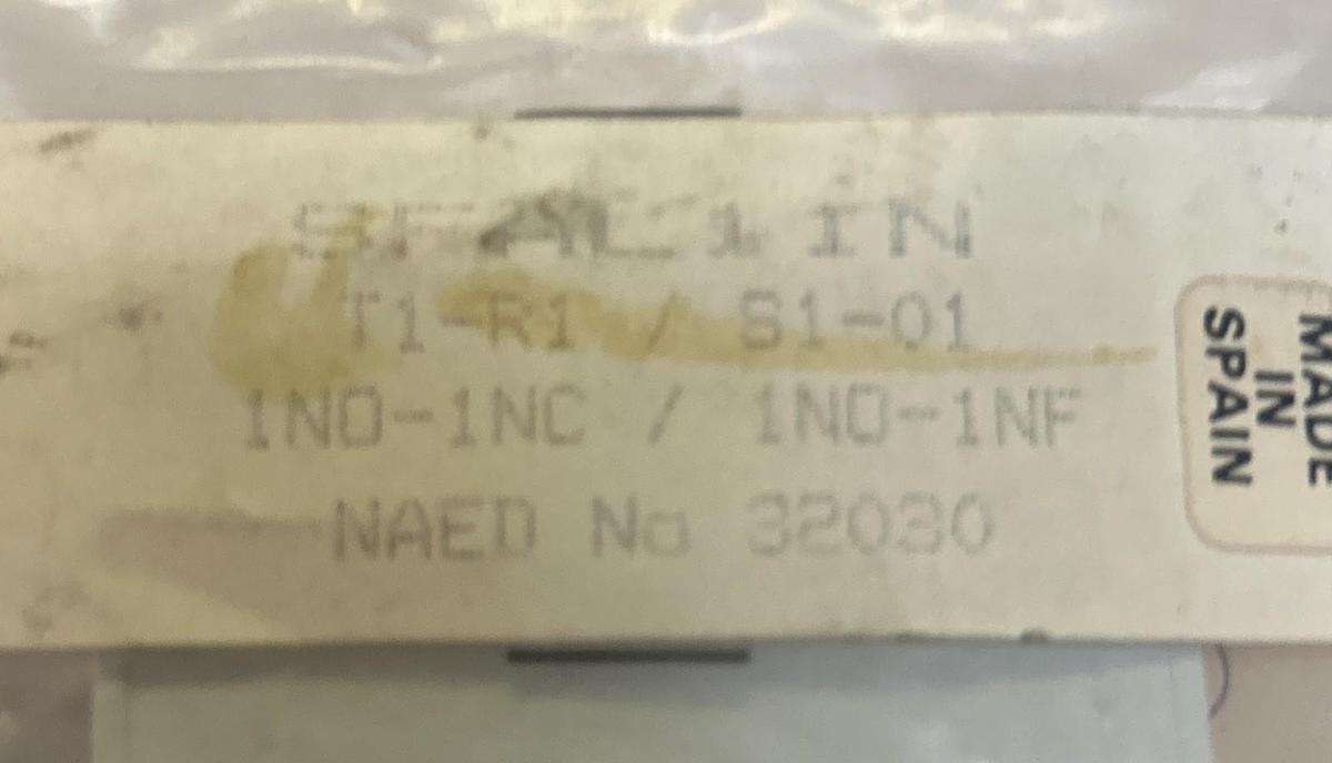 AGUT,SFAL11N,AUXILIARY CONTACT BLOCK LOT OF 2 NOS