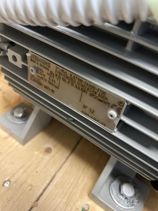 SIEMENS,1LA7106-2AA90-ZT00,MOTOR 3KW 4HP 400V 2900RPM