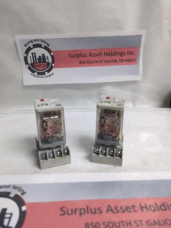 EATON,D3PF2AA,RELAY W/ D3PA2 SER A2 SOCKET 10A-300V 15A/300V 10A/600V LOT OF 2