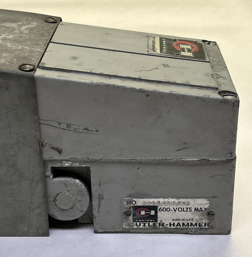Used CUTLER-HAMMER,10251H34B,FOOT PEDAL SWITCH