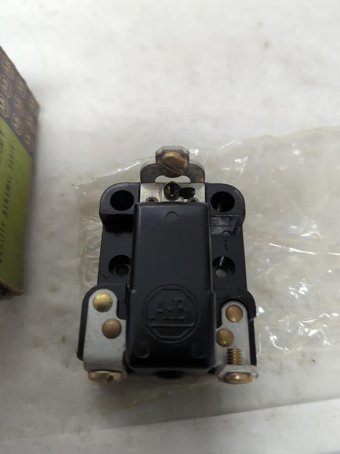 ALLEN BRADLEY,X-216877,CONTACT BLOCK WITH COVER NOS
