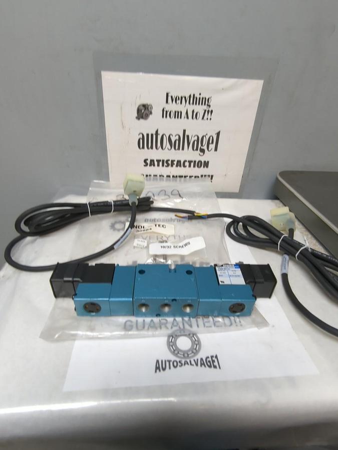 MAC,825C-PM-501JJ-552,PNEUMATIC DBL SOLENOID VALVE 24VDC 6 WATT NOS