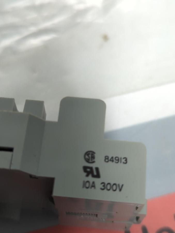Used UNBRANDED,84913,RELAY SOCKET 10A 300V LOT OF 5 PRE-OWNED