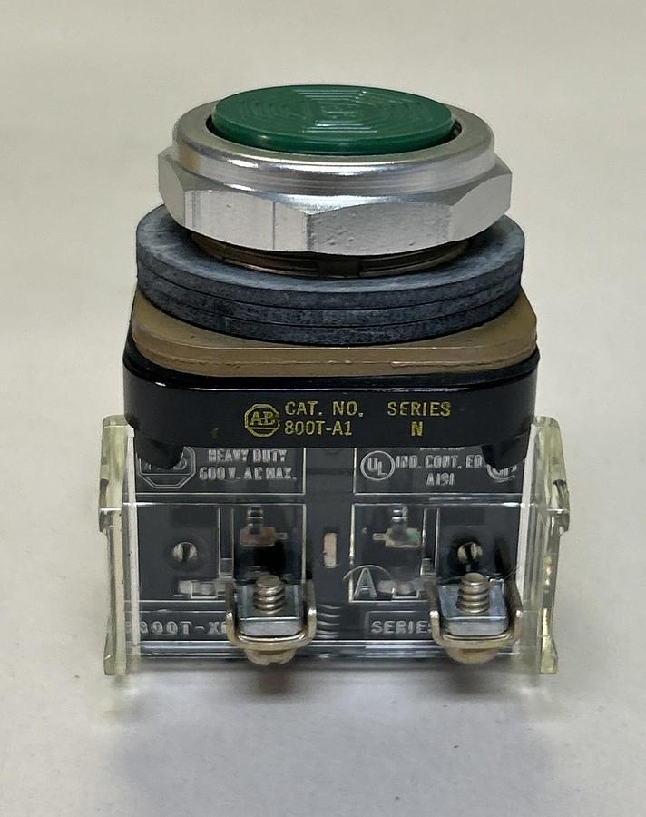 ALLEN BRADLEY,800T-A1D1,GREEN FLUSH HEAD PUSH BUTTON NOS