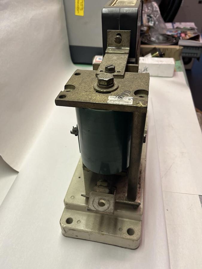 Used GE,DS303A-6A02KXA002,DC CONTACTOR 600A 600V COIL 230/250VDC