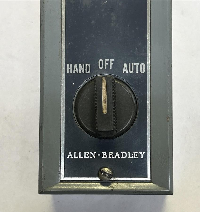 Used ALLEN BRADLEY,800S-R3SX,SELECTOR SWITCH STATION