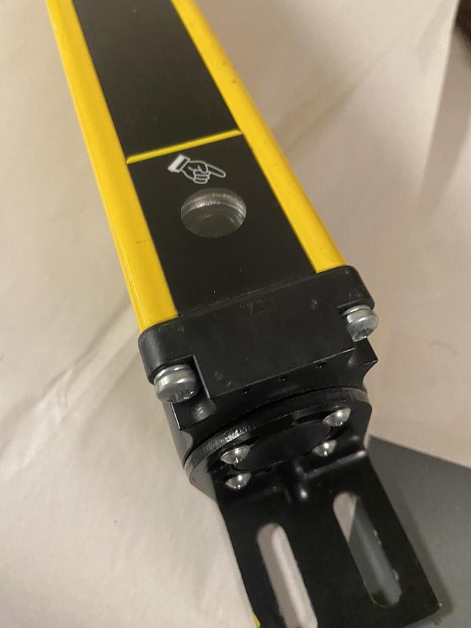 Used Allen Bradley,T4KL0640YD,Guardshield Light Curtain Transmitter Series A