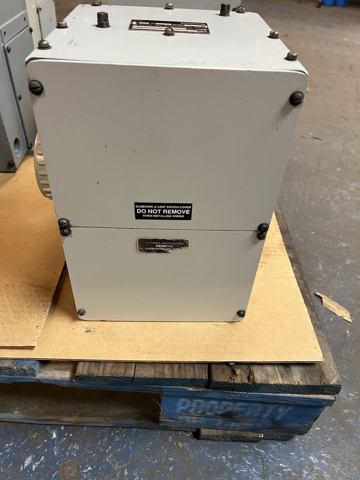Used HONEYWELL,0102640-1-200-00000000-00,TEMPERATURE CONTROLLER