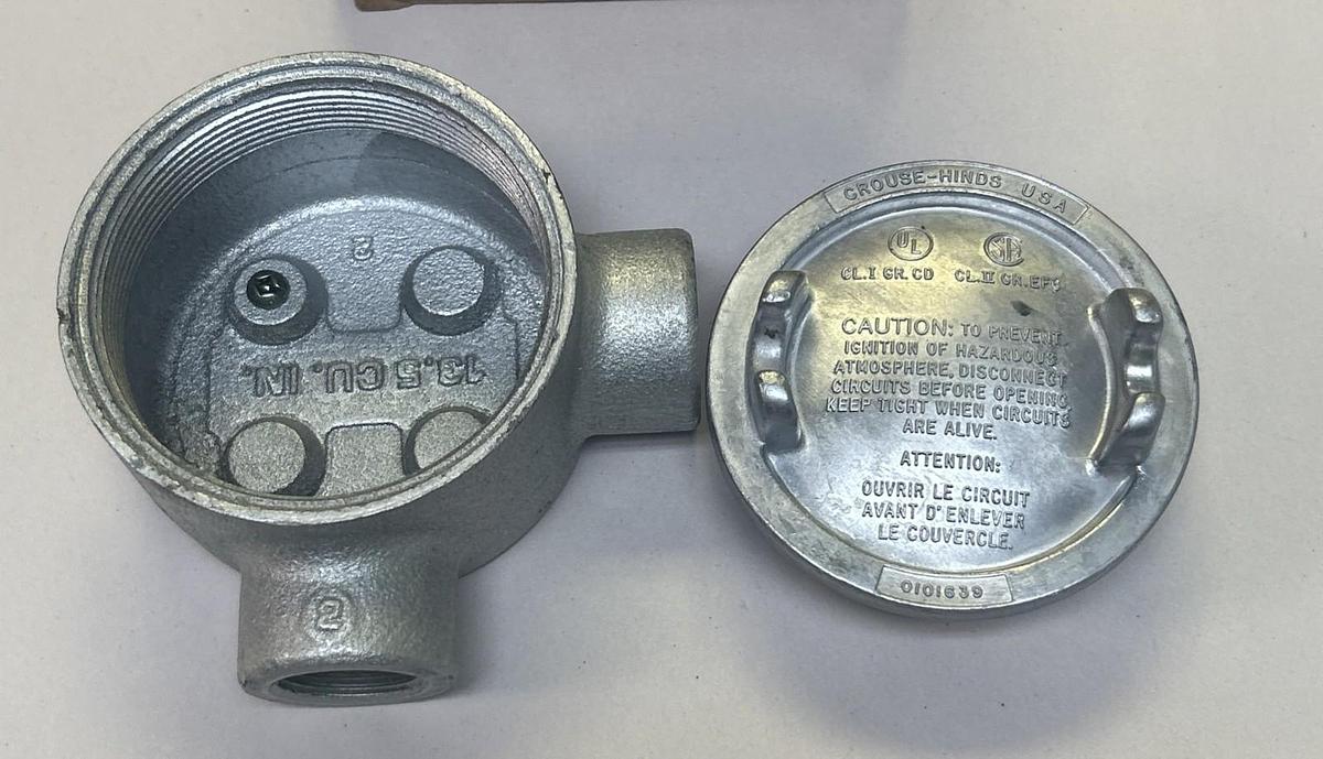 CROUSE HINDS,GUAL26,CONDUIT OUTLET BOX W/ COVER NOS